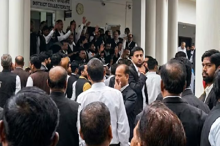 झांसी: गुस्साए वकीलों की भीड़ ने दरोगा को दौड़ा-दौड़ाकर पीटा, जान बचाकर भागा; 4 अधिवक्ताओं पर FIR