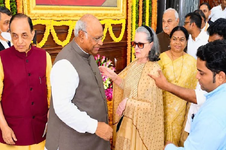 सरदार पटेल जयंती पर एक मंच पर सोनिया गांधी और सुब्रमण्यम स्वामी, खड़गे के आने से टल गया आमना-सामना