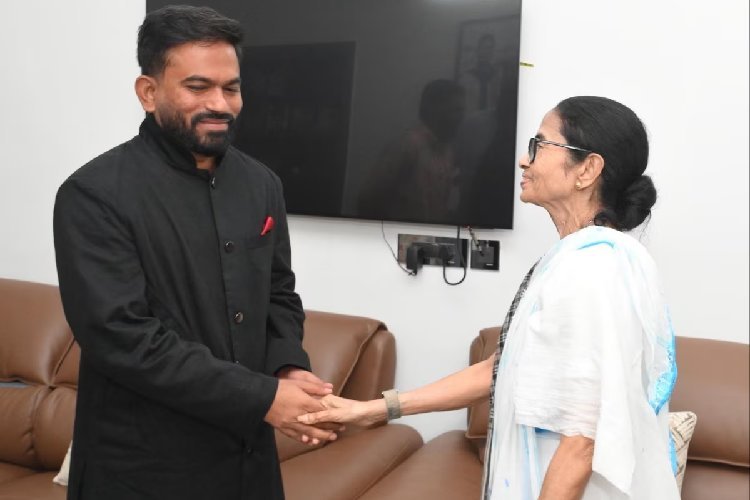 रामलीला मैदान में विपक्ष की महारैली से पहले ममता बनर्जी से मिले अभिजीत दीपके, दिया समर्थन 
